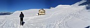 40 Ok , sosta e pranzetto al sacco in questa provvidenziale struttura di legno all'asciutto senza neve 